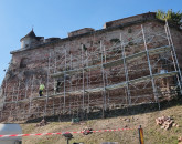 Cetăţuia Braşovului, eliberată de tencuiala pe bază de ciment. Albul, solicitat de Direcţia Judeţeană de Cultură 