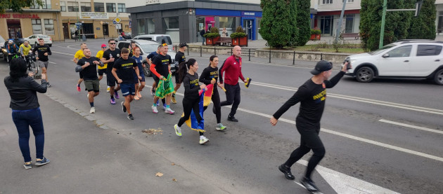 Tricolorul străbate țara. La Brașov, a fost și prefectul „în linia întâi”  