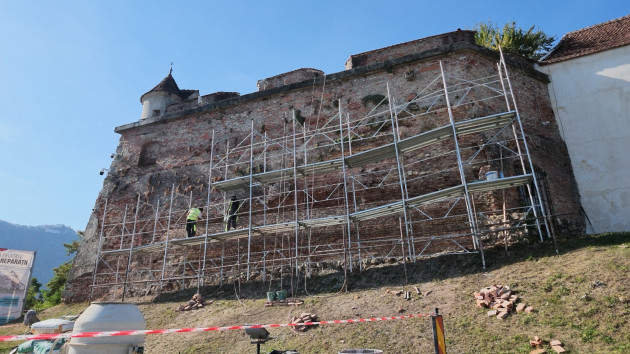 Cetăţuia Braşovului, eliberată de tencuiala pe bază de ciment. Albul, solicitat de Direcţia Judeţeană de Cultură 