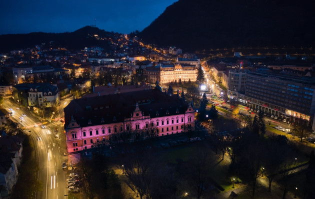 Sediul Primăriei și inscripția „Brașov” de pe Tâmpa, iluminate în culoarea luptei împotriva cancerului la sân. În campanie sunt implicate orașe mari din România, dar și capitala Republicii Moldova