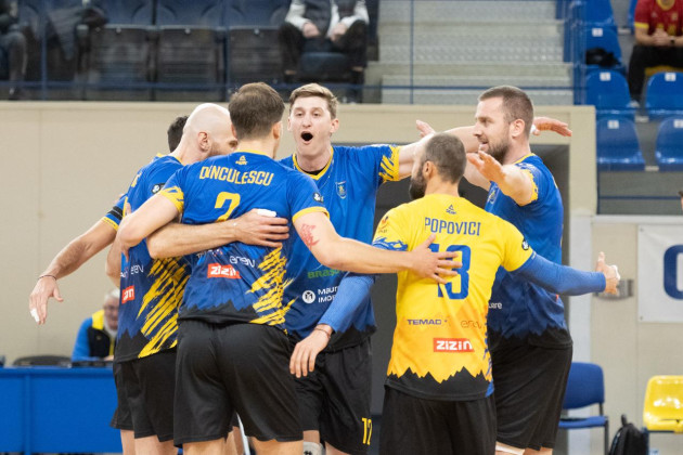 Start cu o victorie în cinci seturi la volei masculine