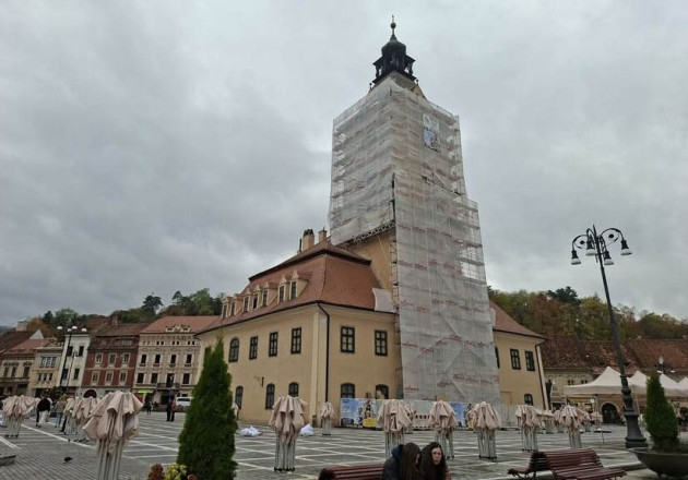 200 de saci cu excremente de porumbei, în turnul Casei Sfatului 