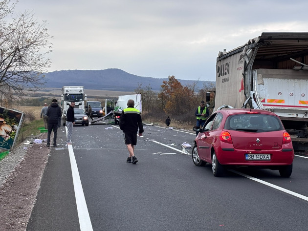 O decizie proastă pe DN 1: Să se „strecoare” printre TIR-uri