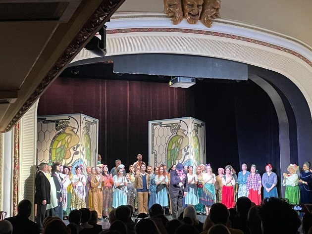 Angajaţii de la Opera Braşov cântă pe două „arii”