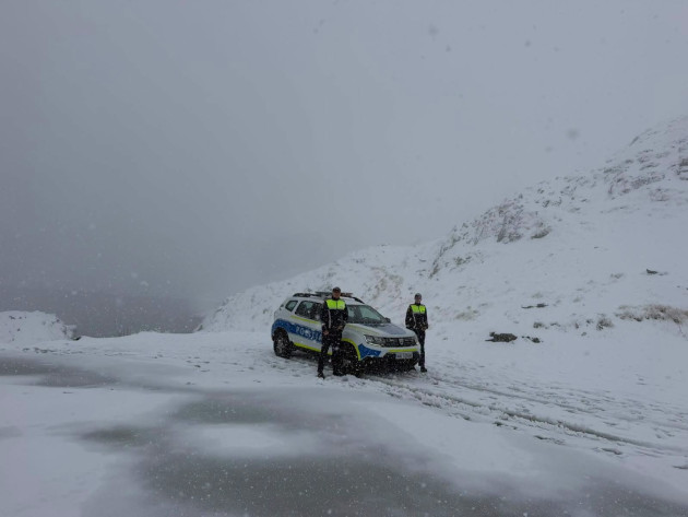 Iarna s-a instalat la altitudine. Transfăgărășanul a fost închis