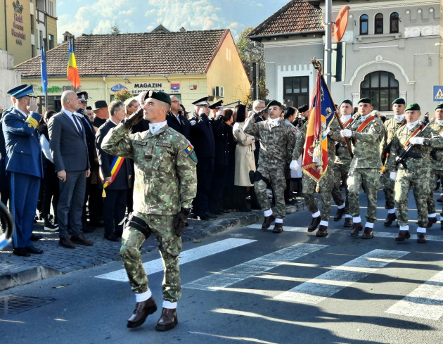 Duminică, între orele 11.35 - 11.55: Paradă, nicio mașină nu mai intră în Piața Unirii din Brașov