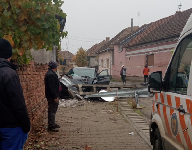 Direct în stâlp, în mijlocul satului