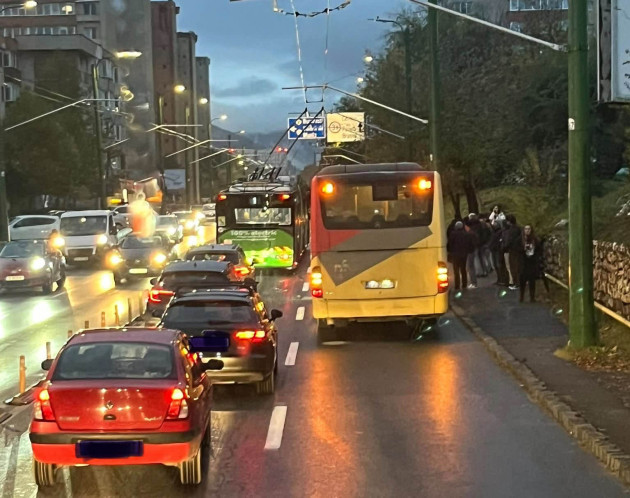Ambulanţă - autocar - maşină mică: coliziune pe Hărmanului 