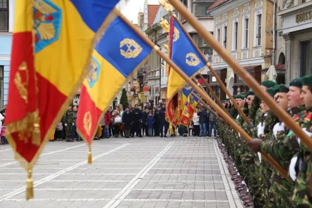 100 DE ANI! 
Vânătorii de munte din toată ţara şi-au sărbătorit ieri centenarul, la Braşov