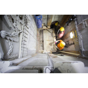 Descoperirea lespezii pe care  a fost aşezat trupul lui Hristos